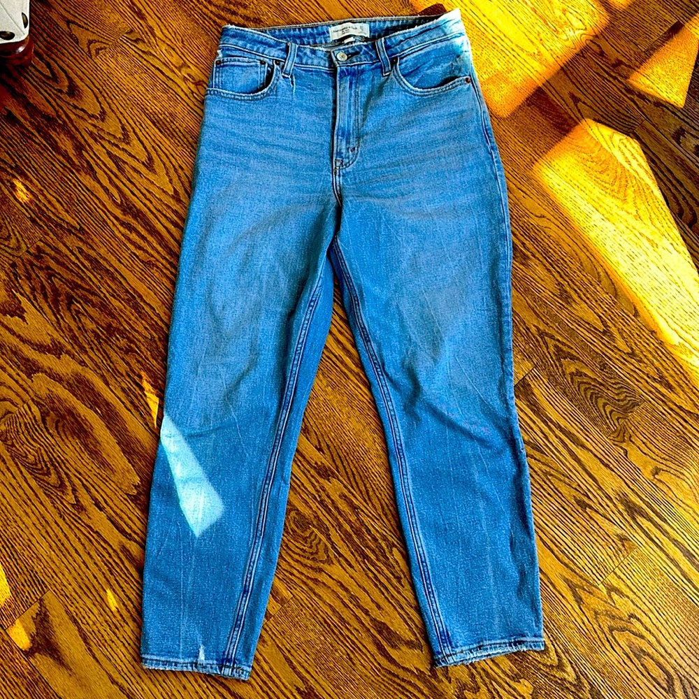 Abercrombie & Fitch The Mom High Rise Ankle Jean. Size 27/4 Short. Distressed.